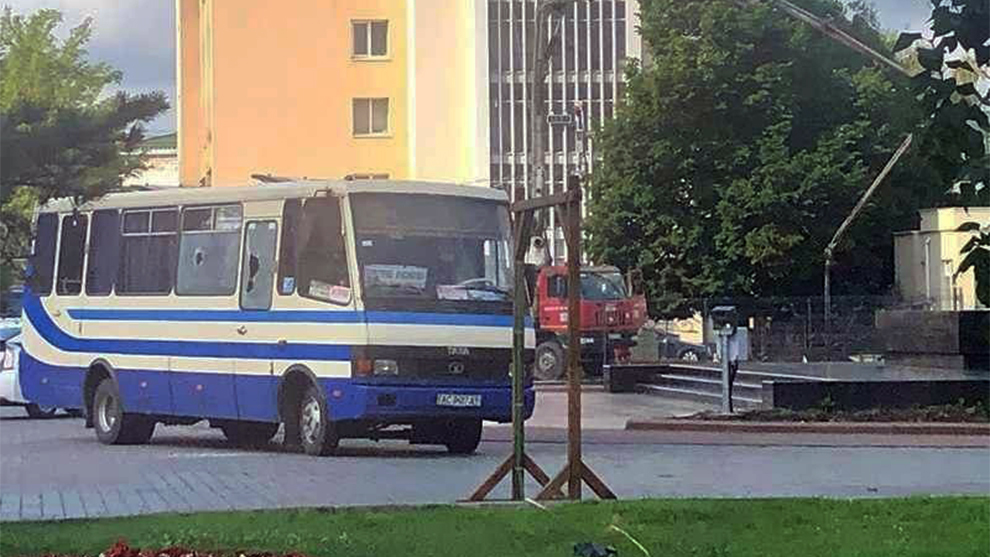 Un hombre armado y con explosivos secuestra un autobús en Ucrania ...