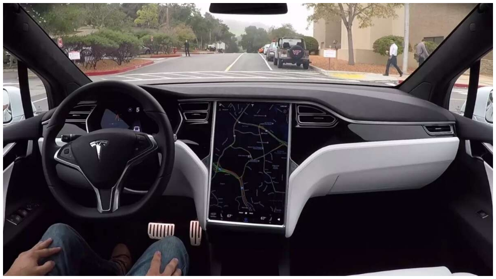 Un coche de Tesla se conduce solo con el Autopilot.