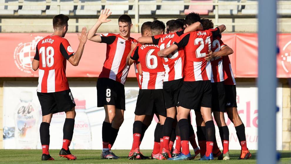 El Bilbao Athletic celebra su gol contra el Badajoz