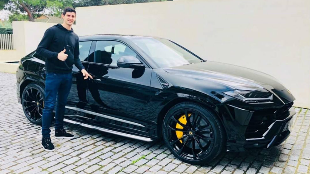 Courtois posa con su nuevo Lamborghini Urus en diciembre de 2018.