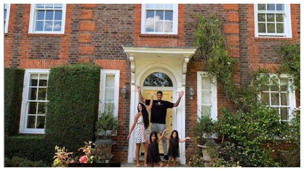 Aerola, con su mujer y sus dos hijas en su casa londinense.