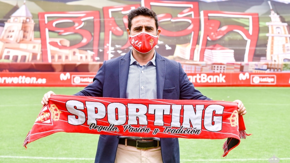 David Gallego posa con la bufanda del Sporting