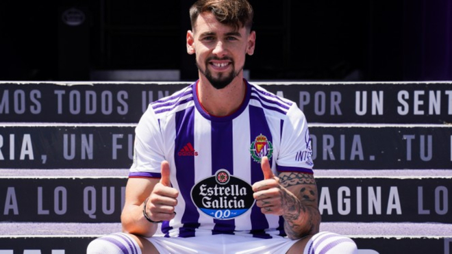 Luis Prez posa con la camiseta del Valladolid.