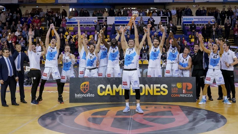 Los jugadores del Gipuzkoa Basket celebran la consecucin de la Copa de la Princesa.