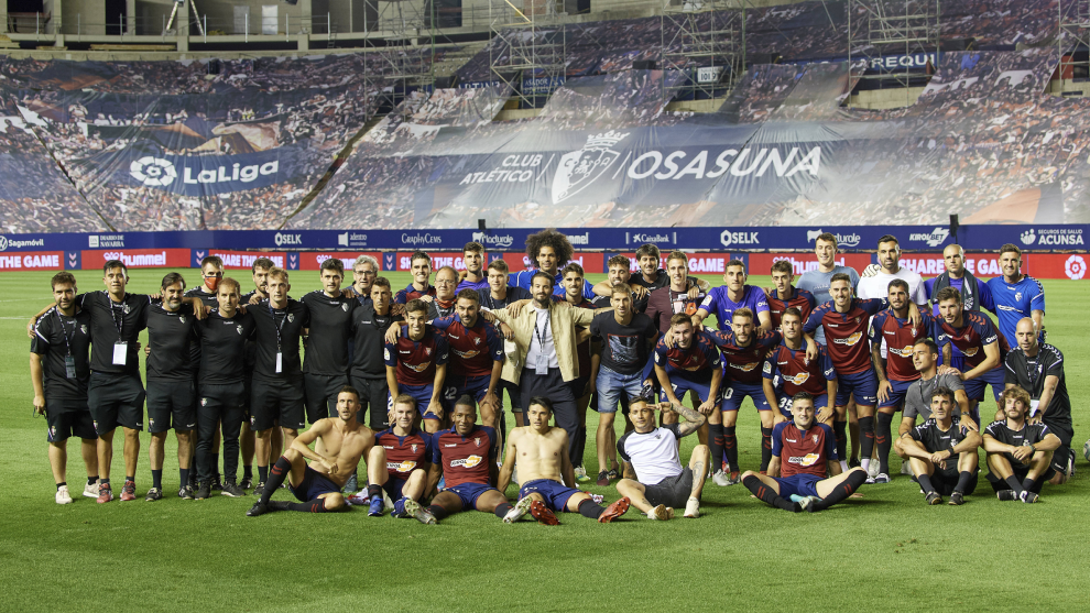 La plantilla del Osasuna posa tras su partido contra el Mallorca de...