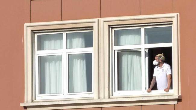 El defensa Chico Flores se asoma a una ventana del hotel de La Corua