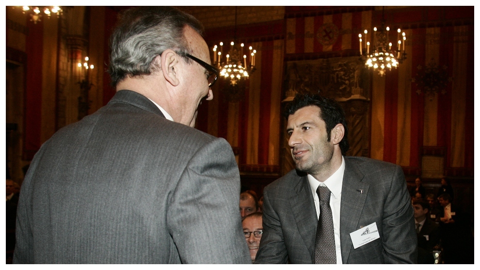 Joan Gaspart y Luis Figo se saludan en un acto de la UEFA en...
