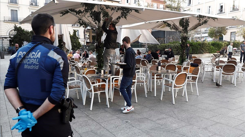 Coronavirus en Madrid: terrazas con aforo reducido por la pandemia de...