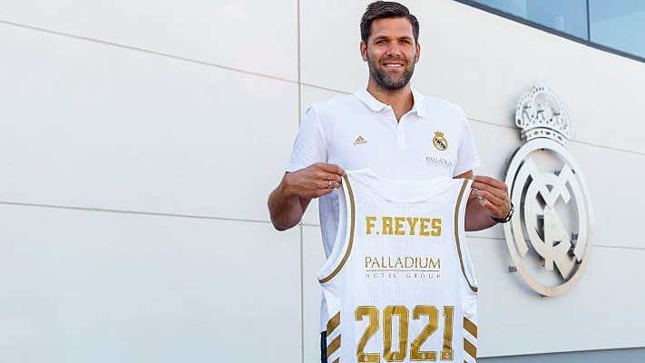 Felipe Reyes, con una camiseta conmemorativa de su renovacin.