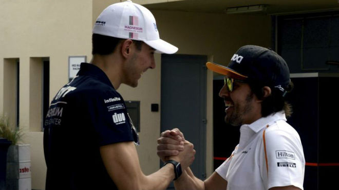 Ocon y Alonso se saludan.