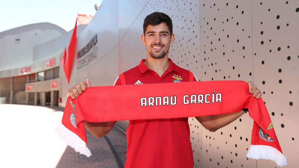 El lateral espaol Arnau Garca posa con su nuevo club /