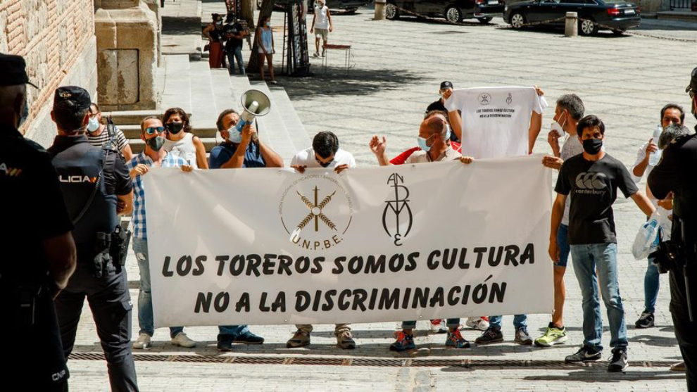 Los protaurinos protestan a la llegada a Toledo de Yolanda Daz