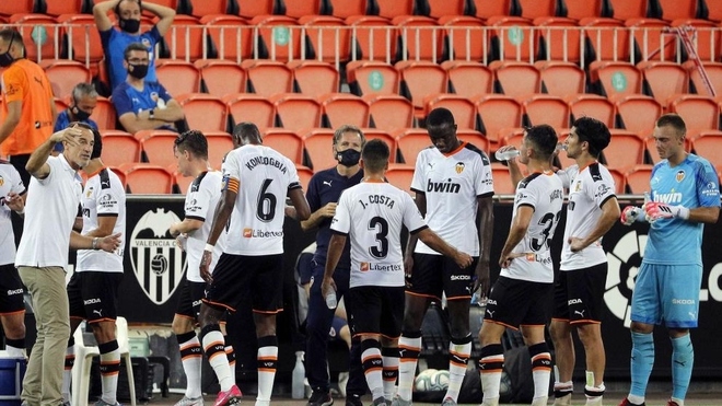 Los jugadores del Valencia durante una pausa de hidratacin.