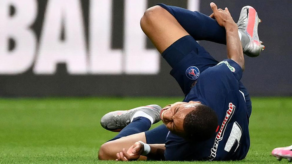 Mbappe's ankle sprain makes him a doubt for PSG's Champions League ...
