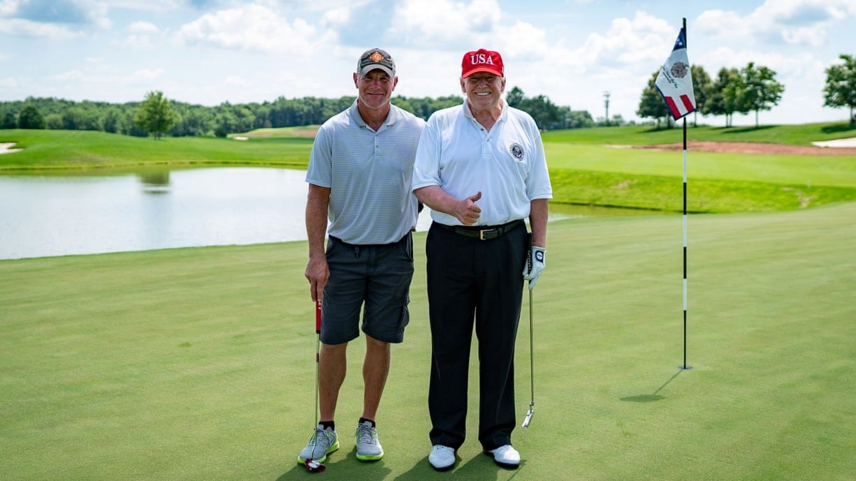 Trump juega al golf con Brett Favre mientras Estados Unidos bate...