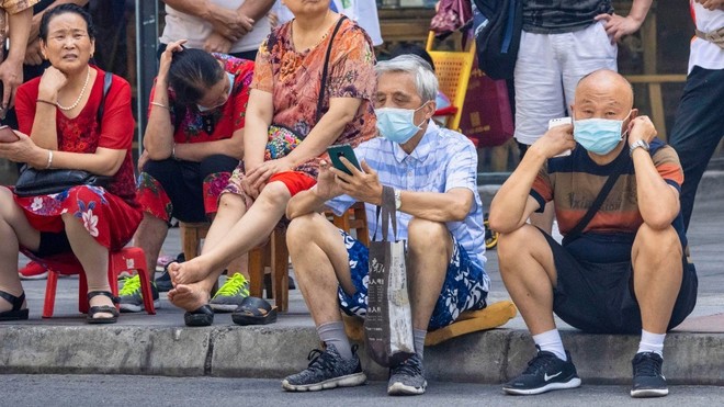 Ciudadanos chinos colocndose las mascarillas ante los rebrotes