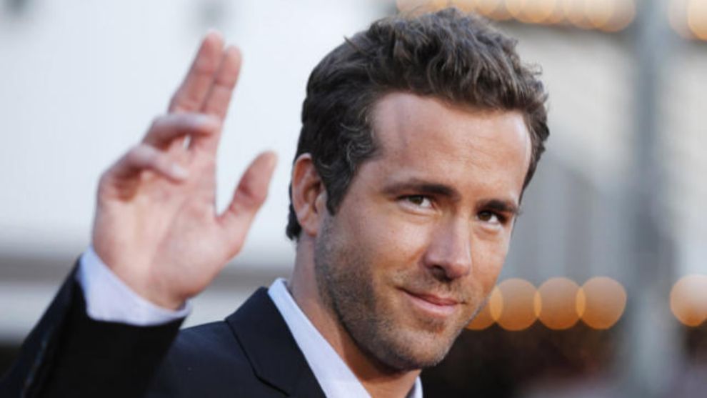 El actor Ryan Reynolds saluda a las cmaras