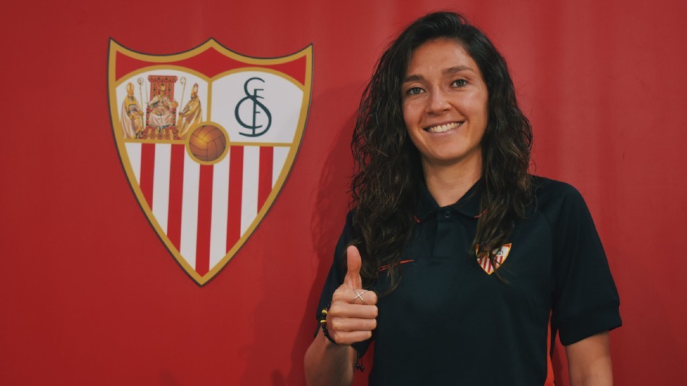 Natalia Gaitn posa con la camiseta del Sevilla.