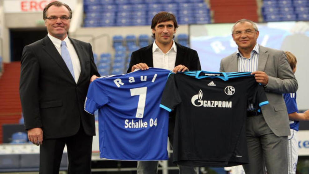 Raul during his Schalke presentation in 2010.
