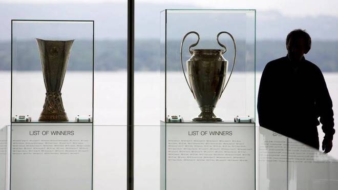Los trofeos de la Champions y la Europa League, en Nyon.