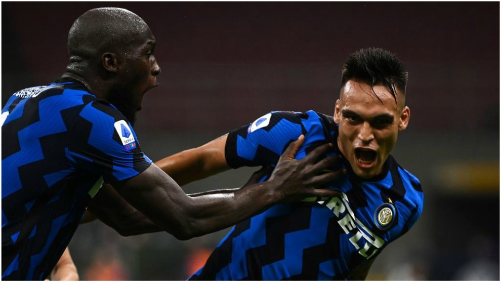 Lukaku felicita a Lautaro tras anotar el 2-0 del Inter.