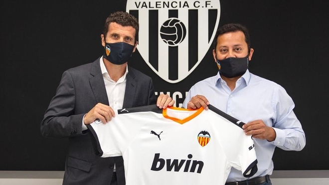 Javi Gracia y Anil Murthy posan con la camiseta del Valencia.