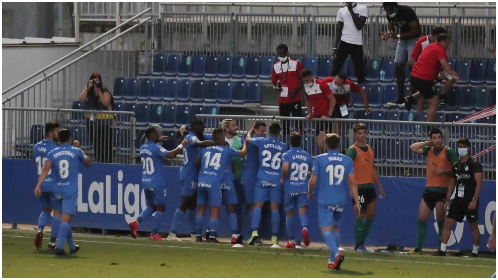 El Fuenlabrada celebra un gol de Oriol Riera contra el Racing.