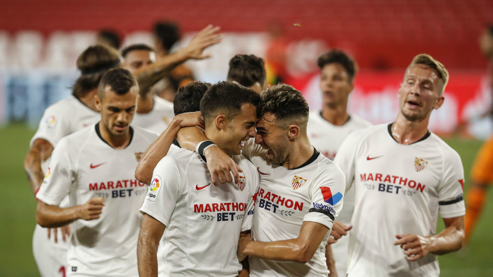 Reguiln y Munir celebran un gol del defensa con el Sevilla.