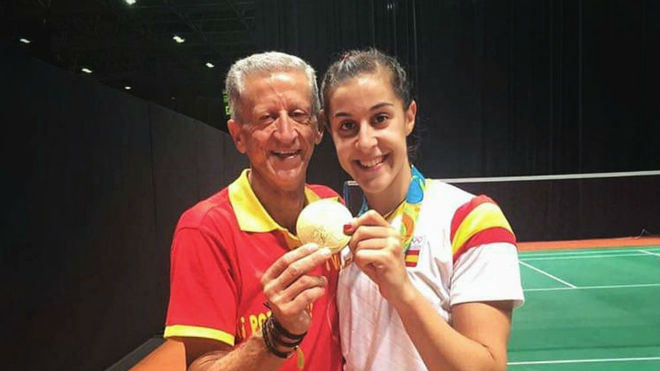 Carolina Marín, junto a su padre, tras ganar el oro olímpico en Río...