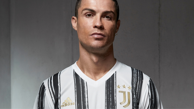 Cristiano Ronaldo con la nueva playera de la Juventus.