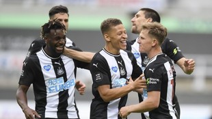 Los jugadores del Newcastle celebran un gol