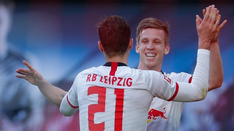 Dani Olmo y Schick celebran un gol del Leipzig.