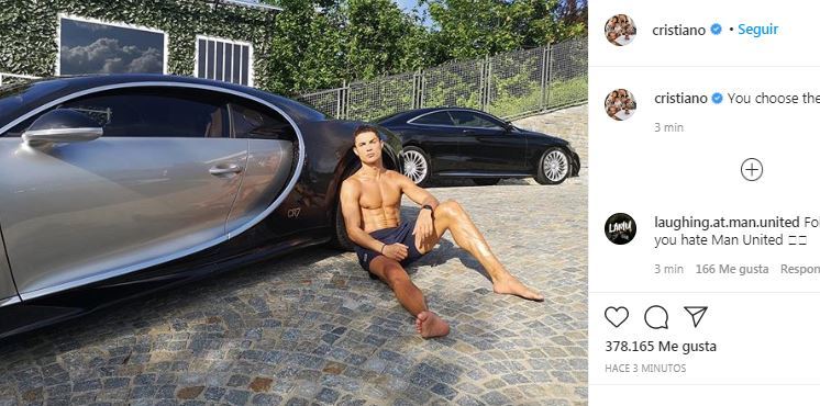 Cristiano Ronaldo toma el sol apoyado en su Bugatti Chiron