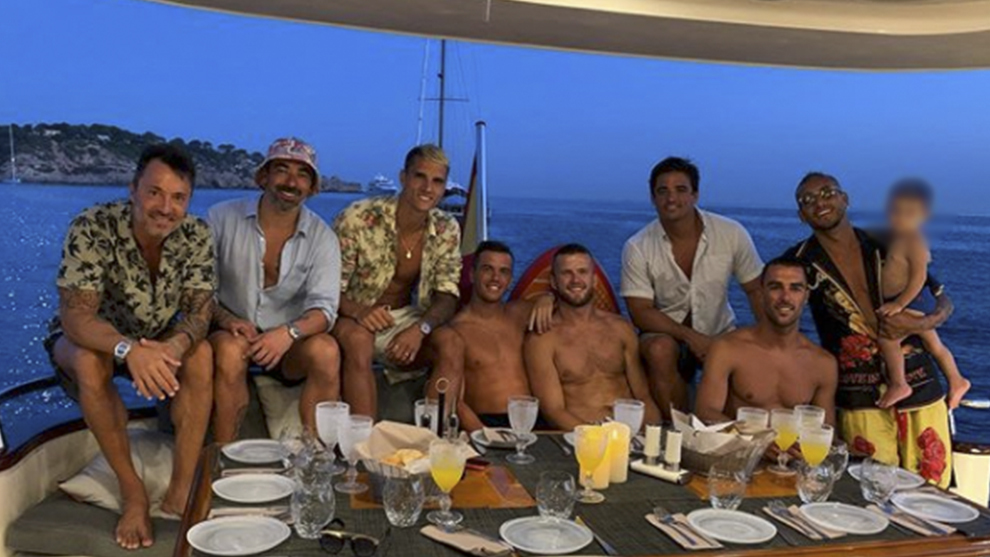 Lavezzi disfrutando de Ibiza junto a varios jugadores de Premier...