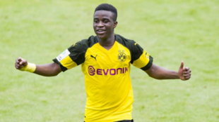 Youssoufa Moukoko celebra un gol con el Dortmund.