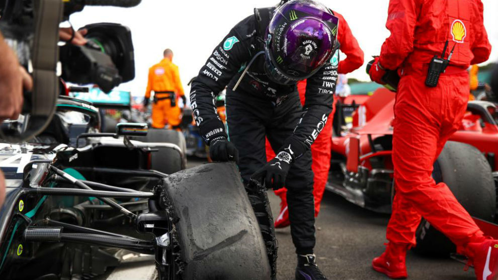 Hamilton, mirando el neumtico de su Mercedes tras la carrera de...