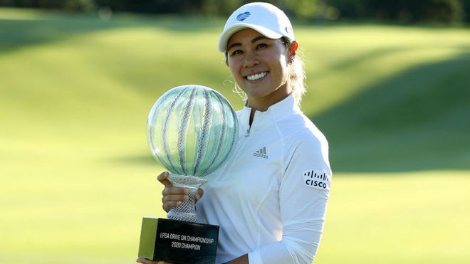 Danielle Kang, con el trofeo de ganadora.