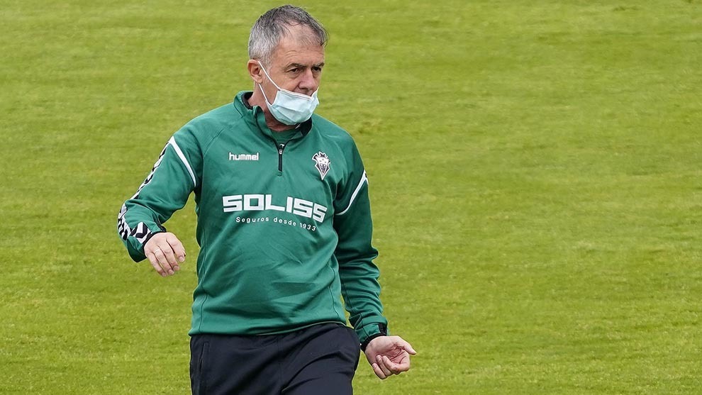 Lucas Alcaraz dirigiendo un entrenamiento del Albacete.