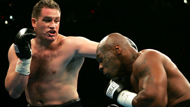 McBride golpe a Mike Tyson en el combate de 2005.