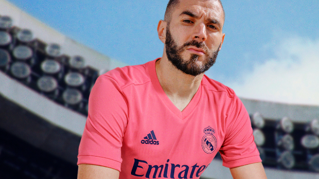 Karim Benzema con la nueva camiseta visitante del Real Madrid