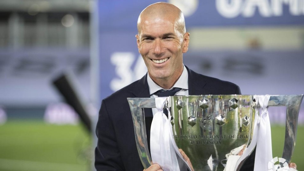 Zidane posa con la Copa que le acredita como campeón de Liga.