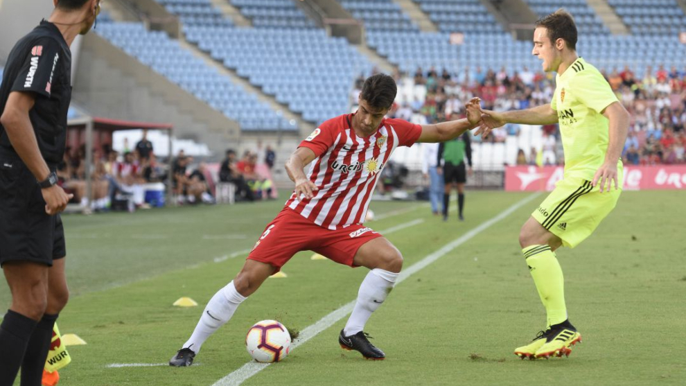 De la Hoz protege un baln ante un jugador del Zaragoza.