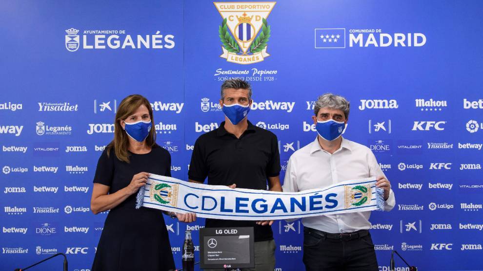 Mart junto a la Presidenta y el Director Deportivo del Legans