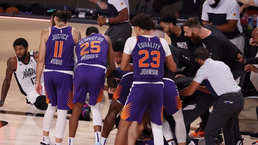 Los jugadores de los Suns celebrando la canasta de Devin Booker. EFE