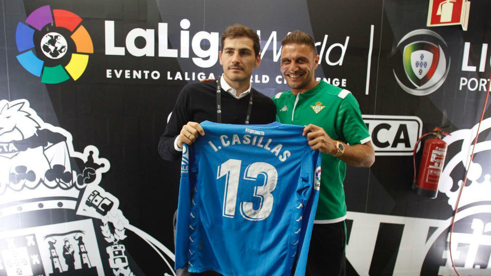 Iker Casillas (39) y Joaqun (39) posan con una camiseta.