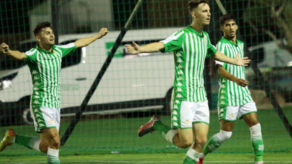 Ral (19) celebra un gol en el Betis Deportivo - Ciudad de Lucena.