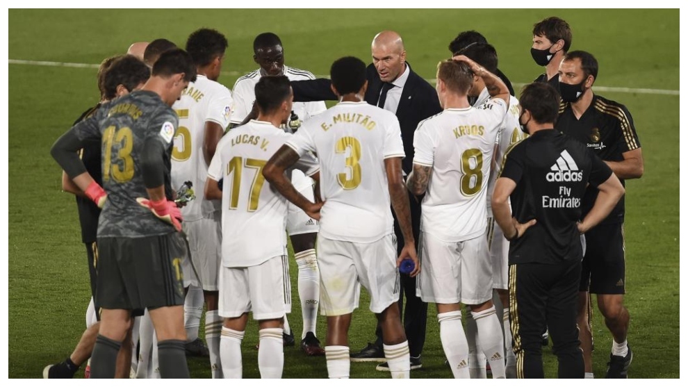 Zidane da instrucciones a sus jugadores durante un partido.