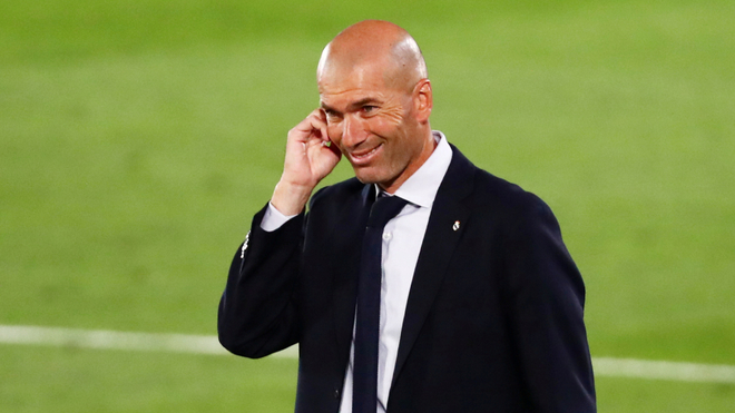 Zinedine Zidane en un duelo con el Real Madrid.