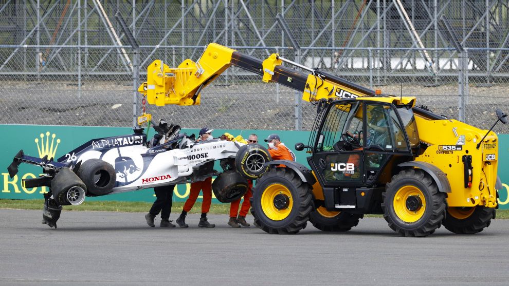 Kvyat acabó contra las barreras en Silverstone.