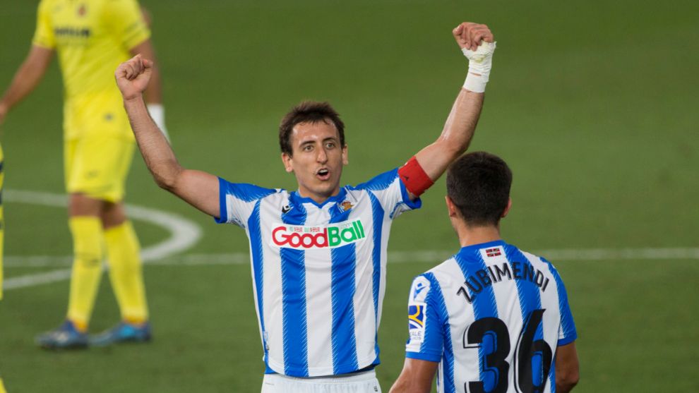 Oyarzabal celebra con Zubimendi un gol al Villarreal.